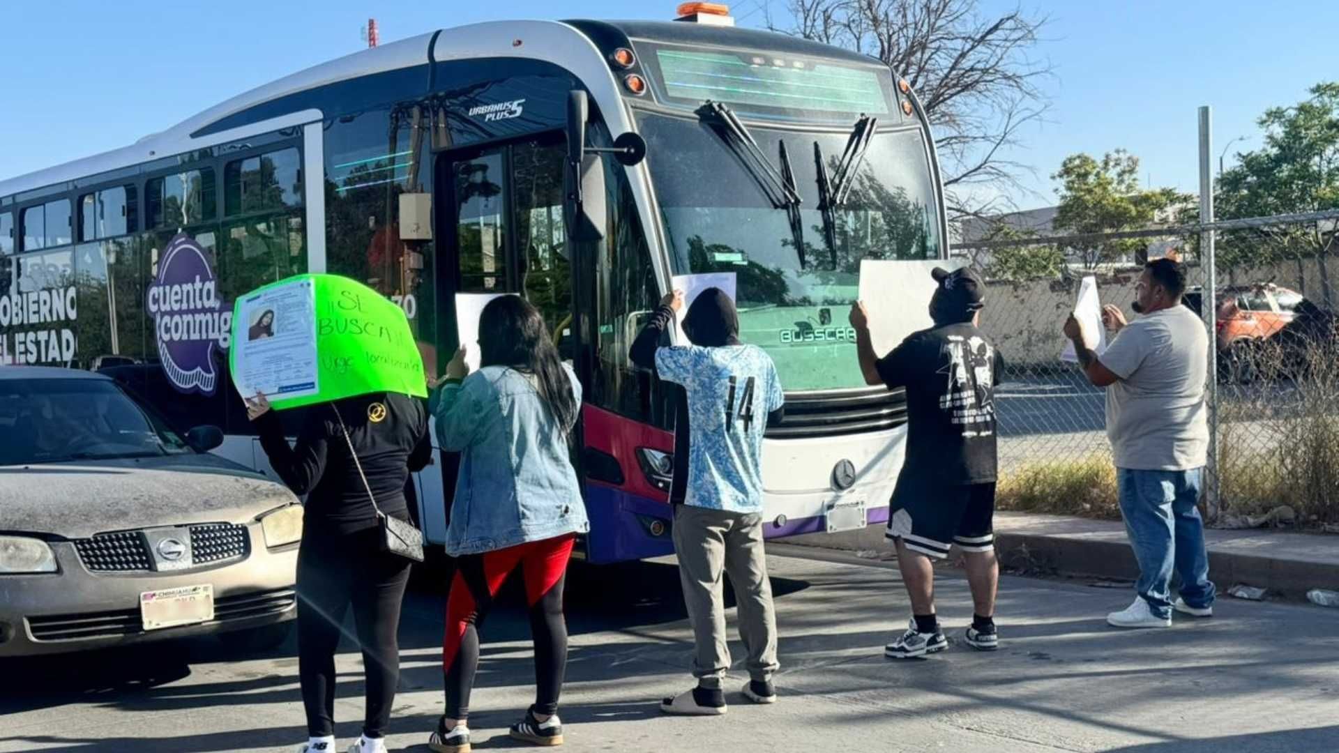 Bloquean Calle Frente a Secundaria; Exigen Localizar a Yolett Guadalupe en Ciudad Juárez