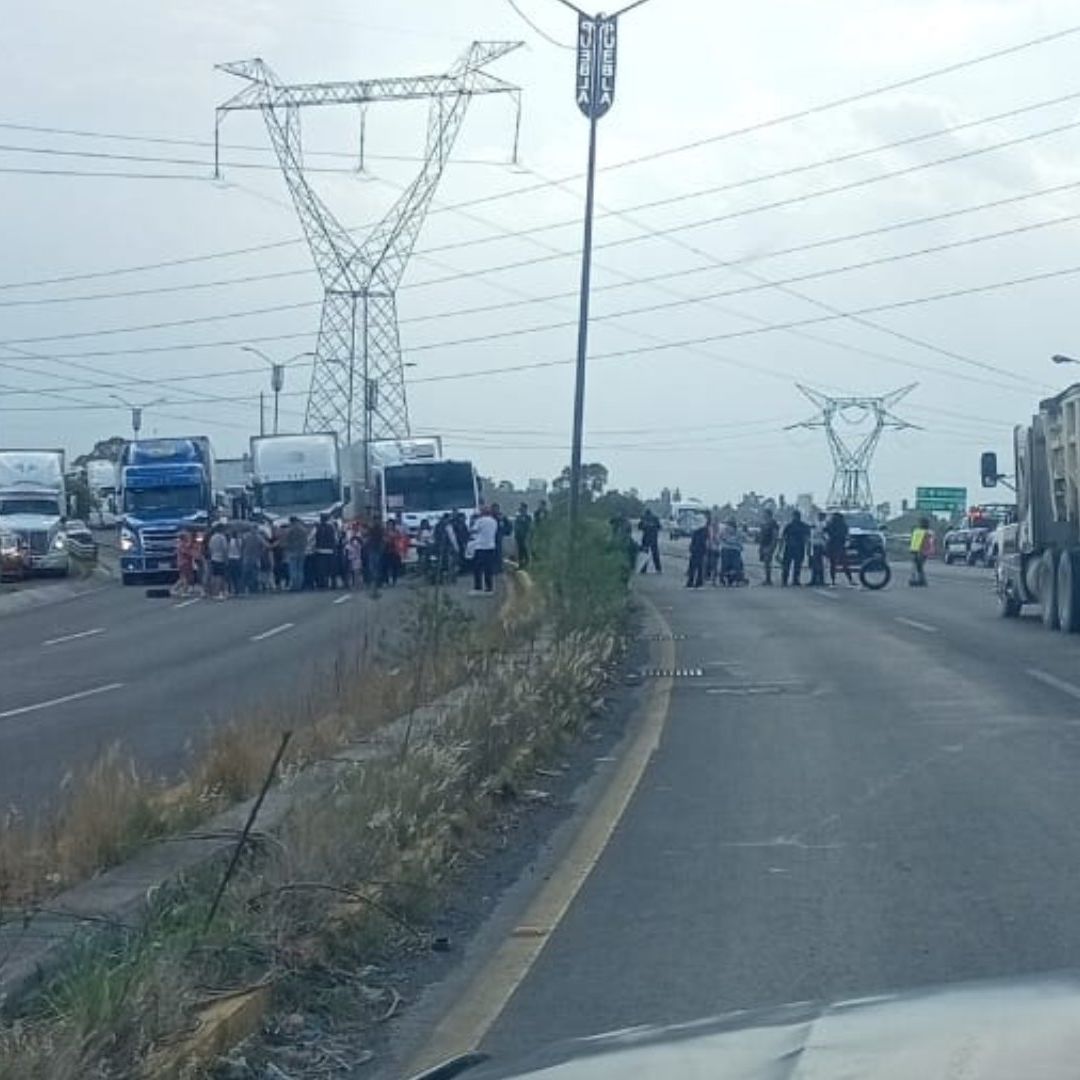 Periférico Ecológico Cerrado por Manifestación ante Falta de Agua Potable en Misiones de San Francisco Coronango