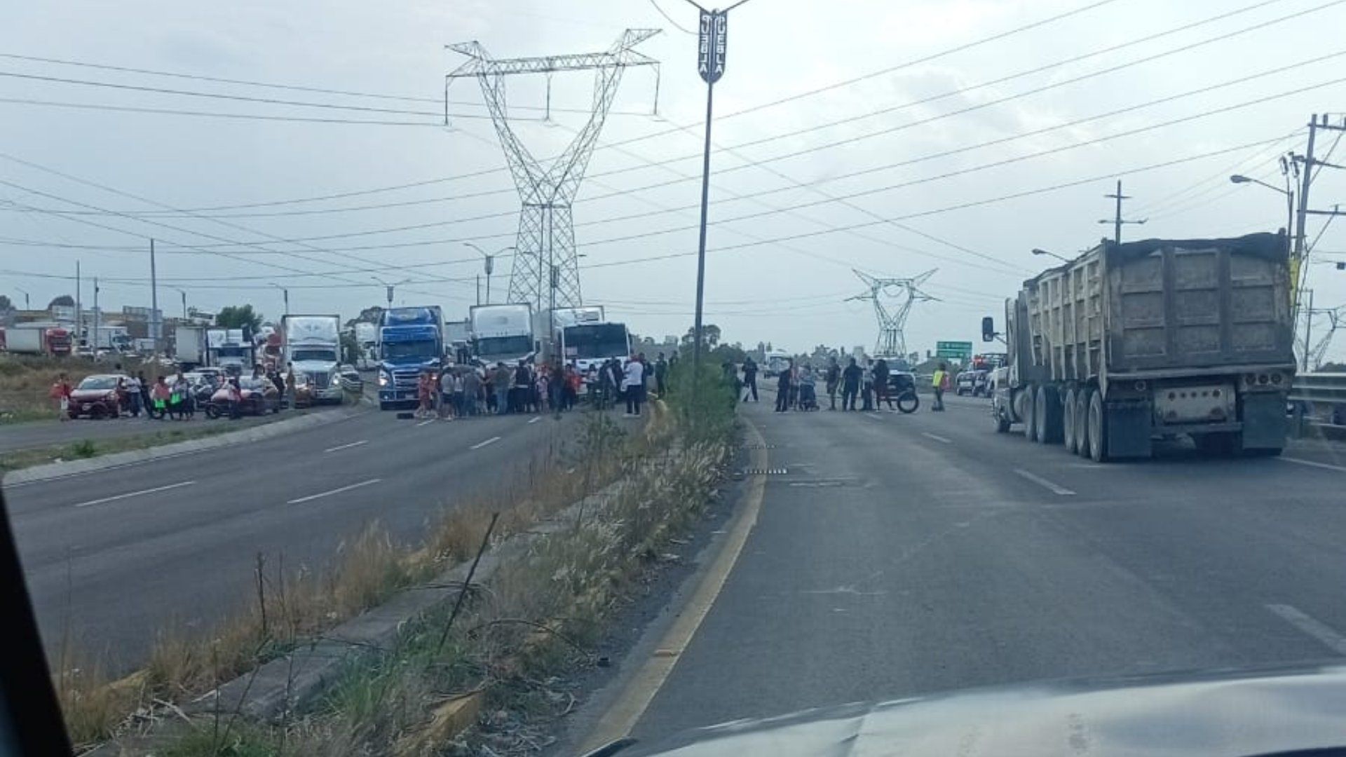 Periférico Ecológico Cerrado por Manifestación ante Falta de Agua Potable en Misiones de San Francisco Coronango