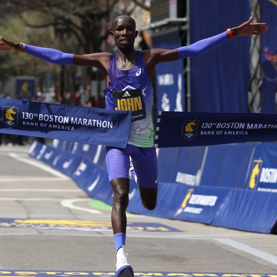 Keniano John Korir Rompe Récord en el Maratón de Boston 2026