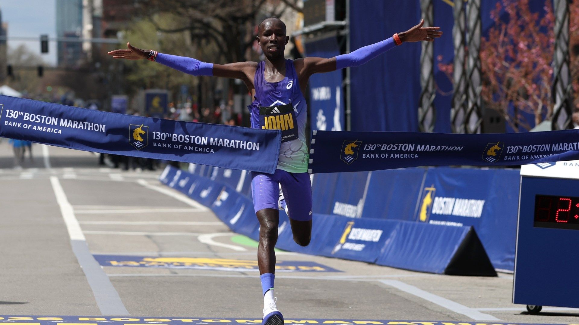 Keniano John Korir Rompe Récord en el Maratón de Boston 2026