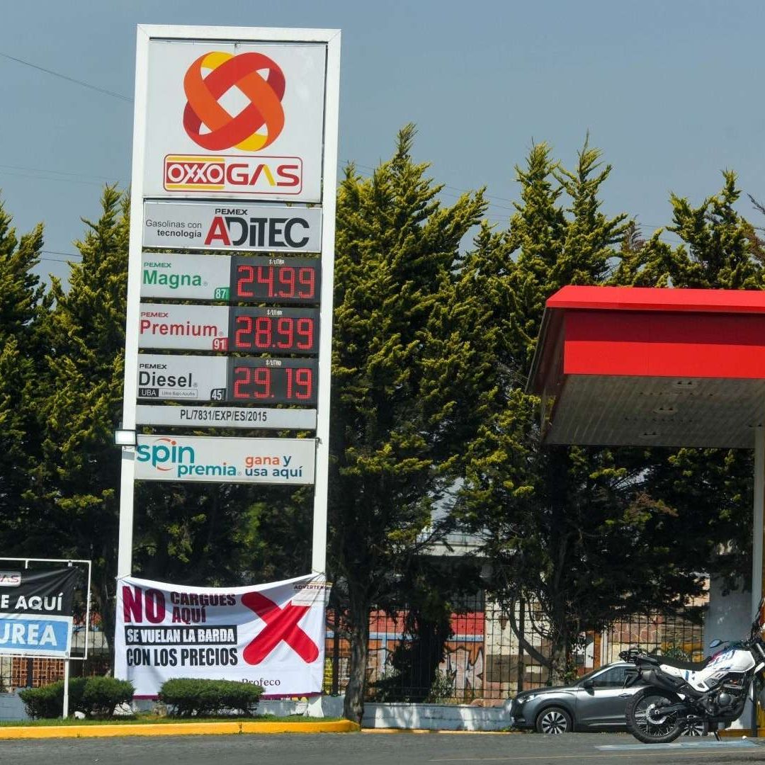 Profeco coloca manta por precios altos en gasolinera de Toluca, Estado de México. Foto: Cuartoscuro