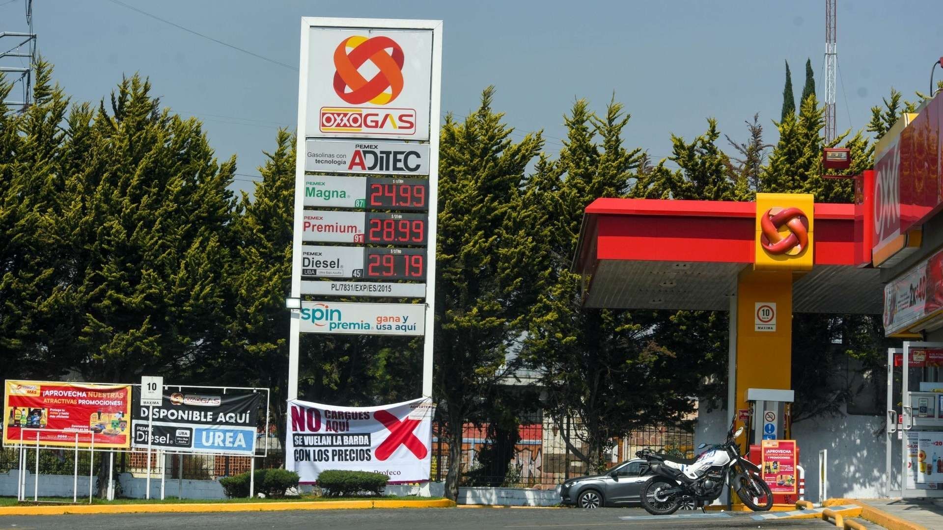 Profeco coloca manta por precios altos en gasolinera de Toluca, Estado de México. Foto: Cuartoscuro