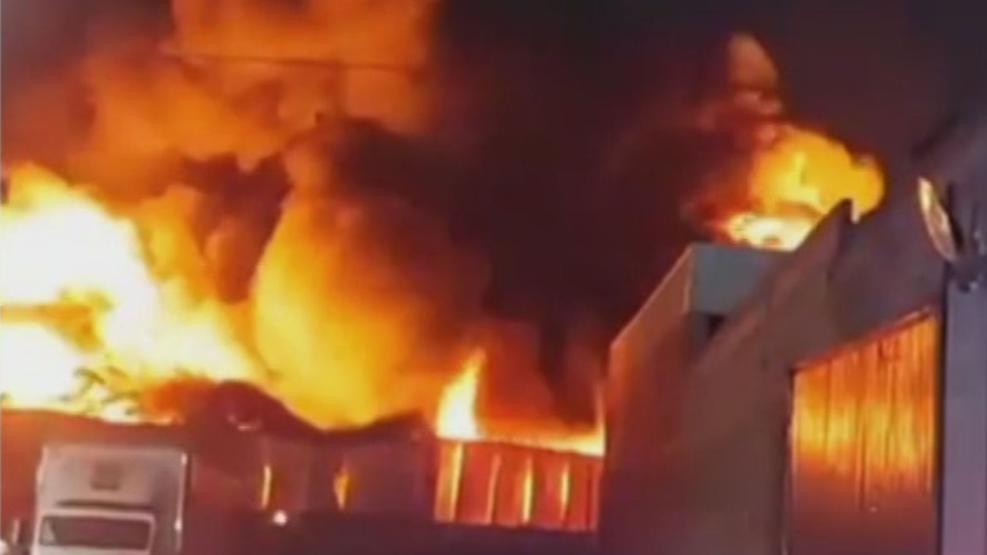 Se Registra Fuerte Incendio en Fábrica de Colonia Rústica Xalostoc, Ecatepec.