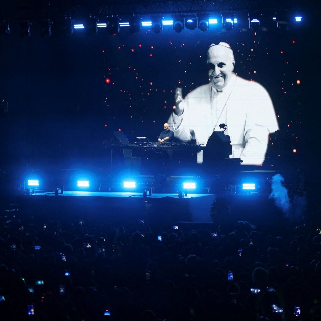 Cura DJ Hace Bailar a Miles en 'Rave' Masivo por Homenaje al Papa Francisco.