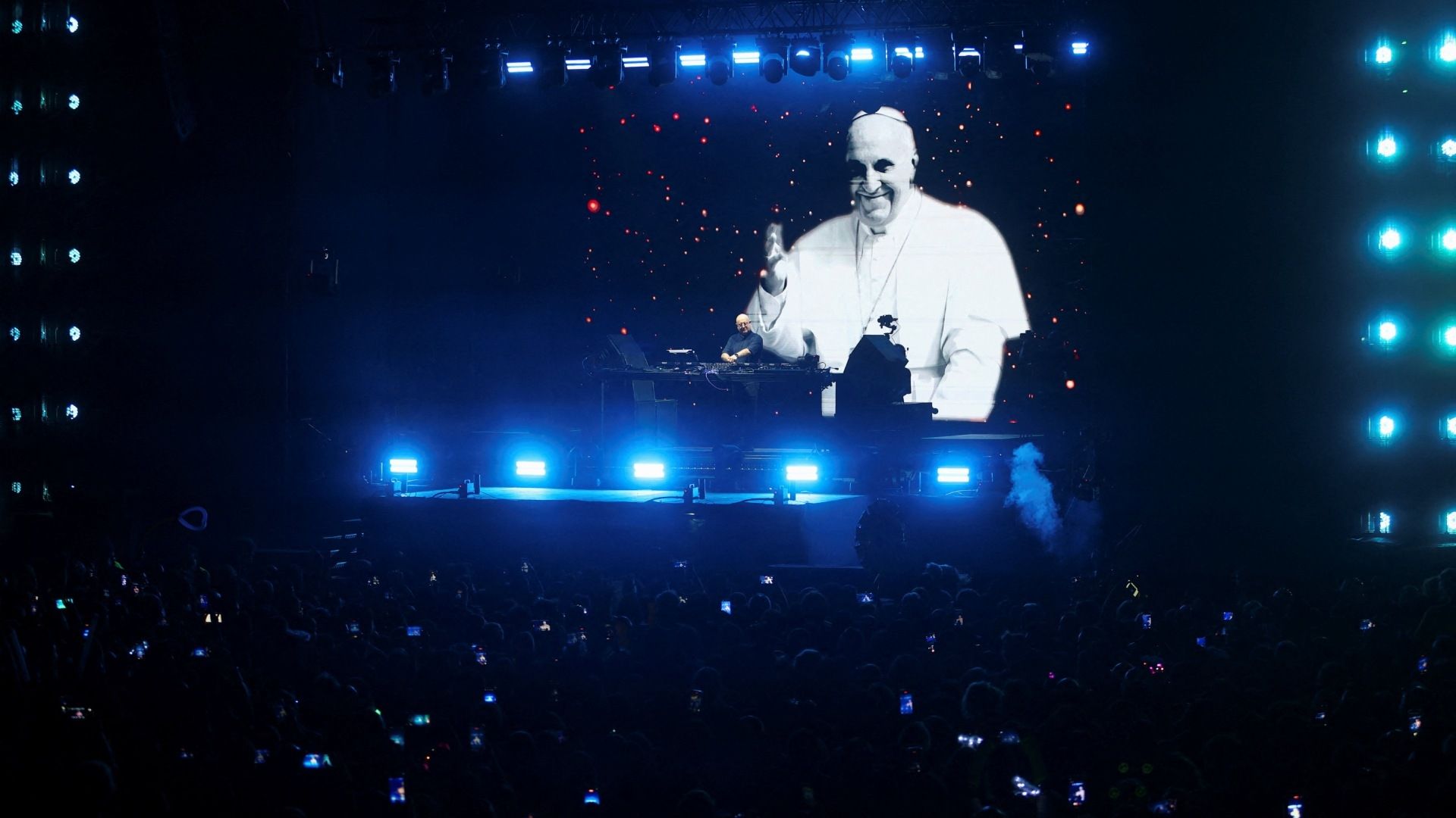 Cura DJ Hace Bailar a Miles en 'Rave' Masivo por Homenaje al Papa Francisco.