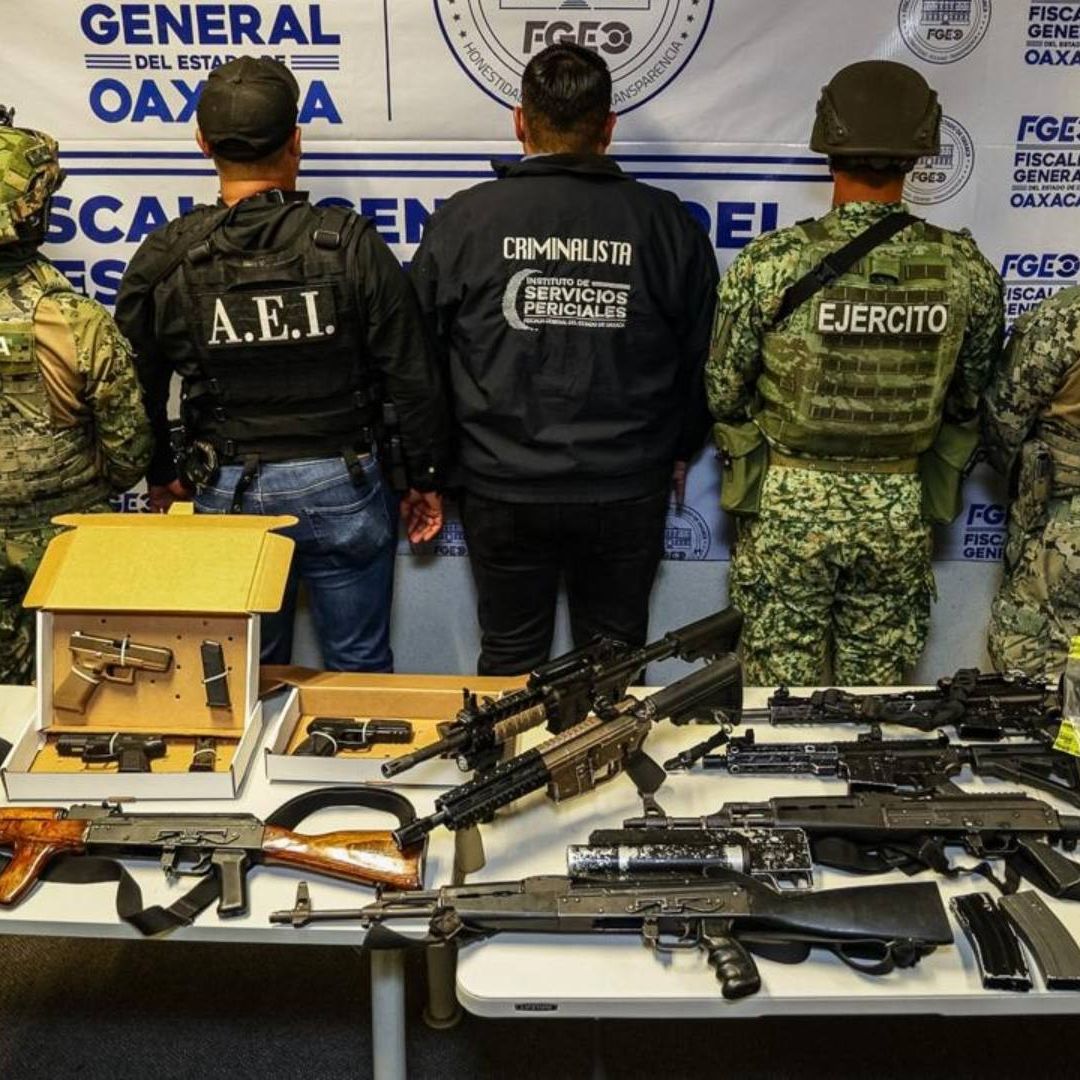 Hacen decomiso de vehículo y arsenal a presuntos sicarios.
