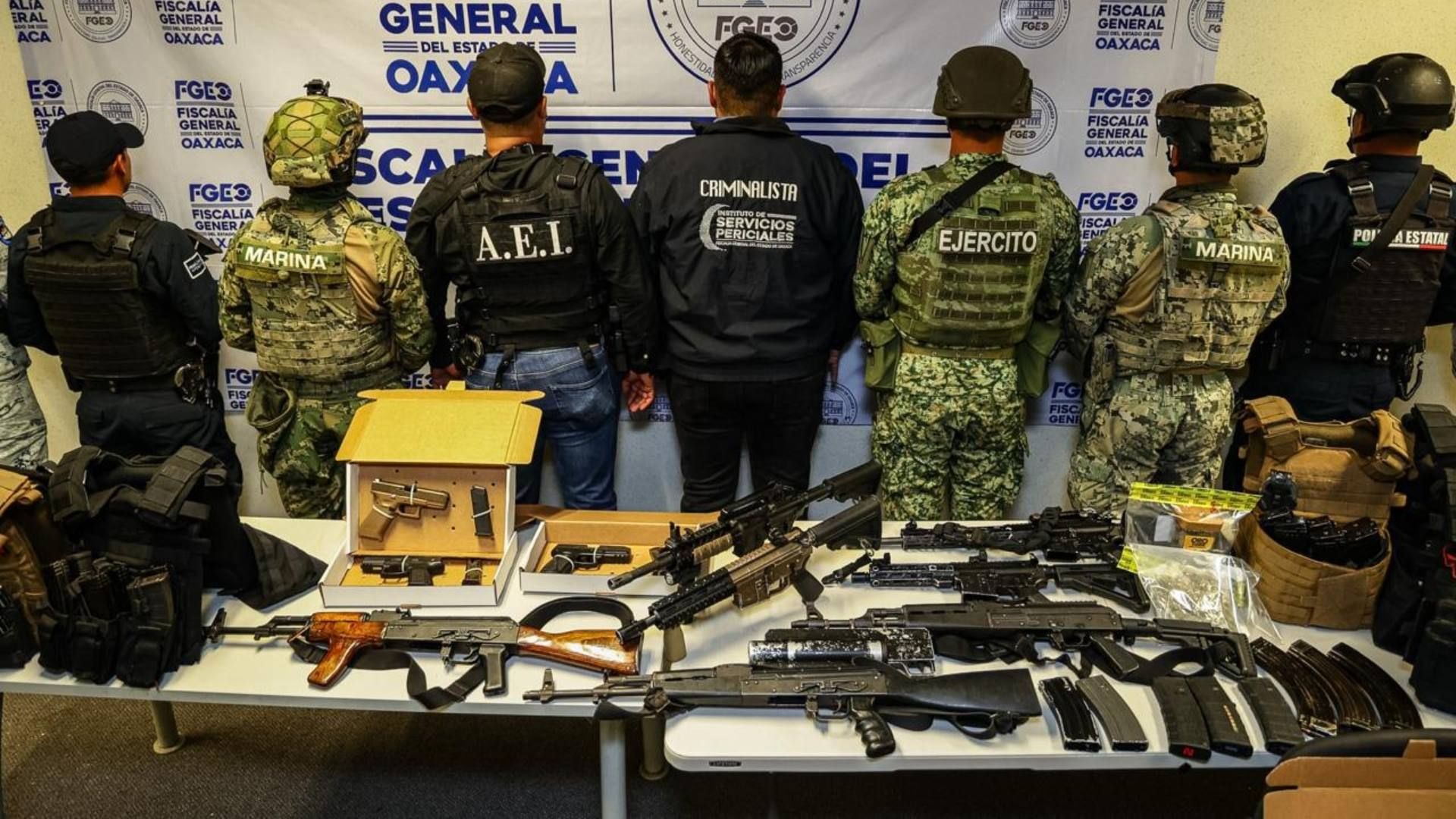 Hacen decomiso de vehículo y arsenal a presuntos sicarios.