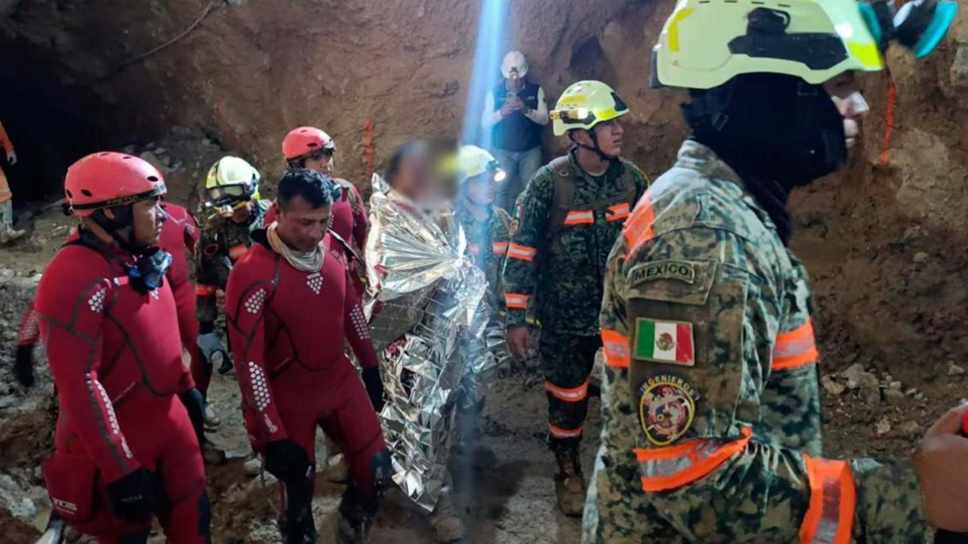 Equipos de rescate avanzan hacia el último minero.