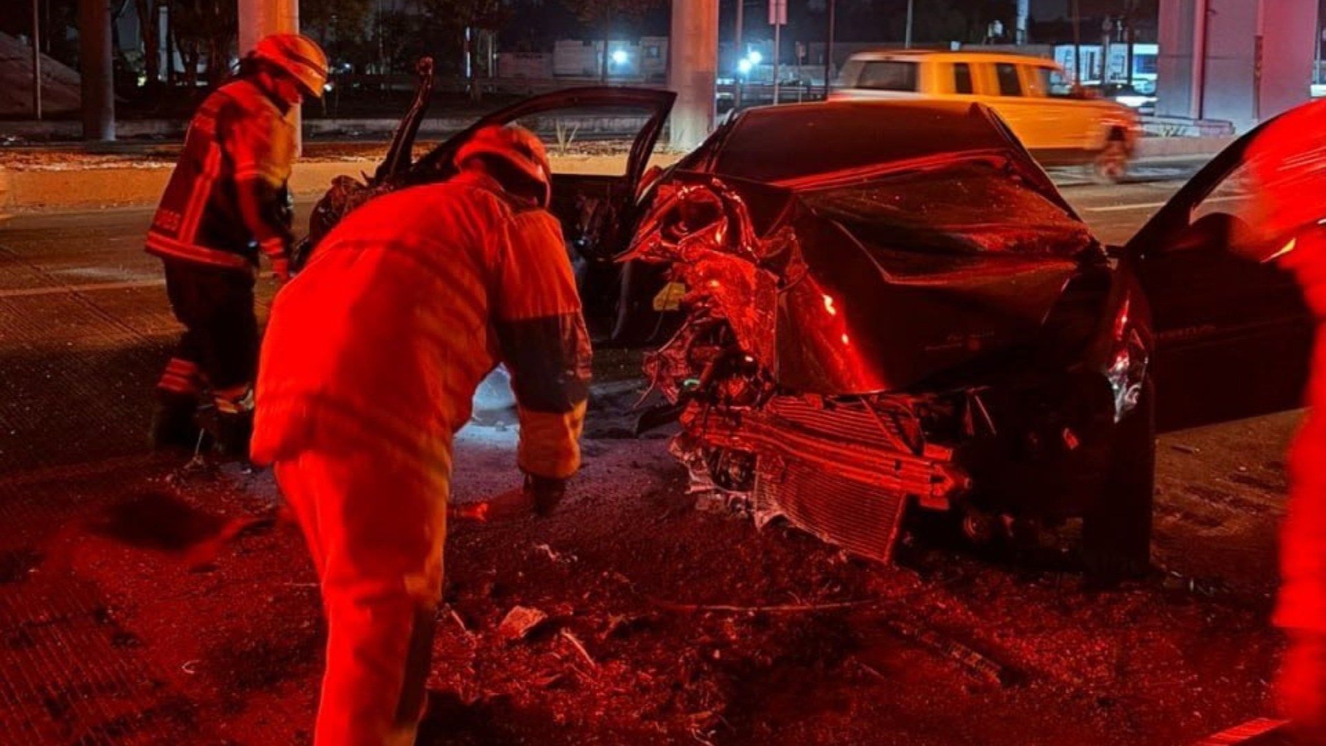 Choque Automóvil contra Columna Autopista México Puebla Conductor Lesionado