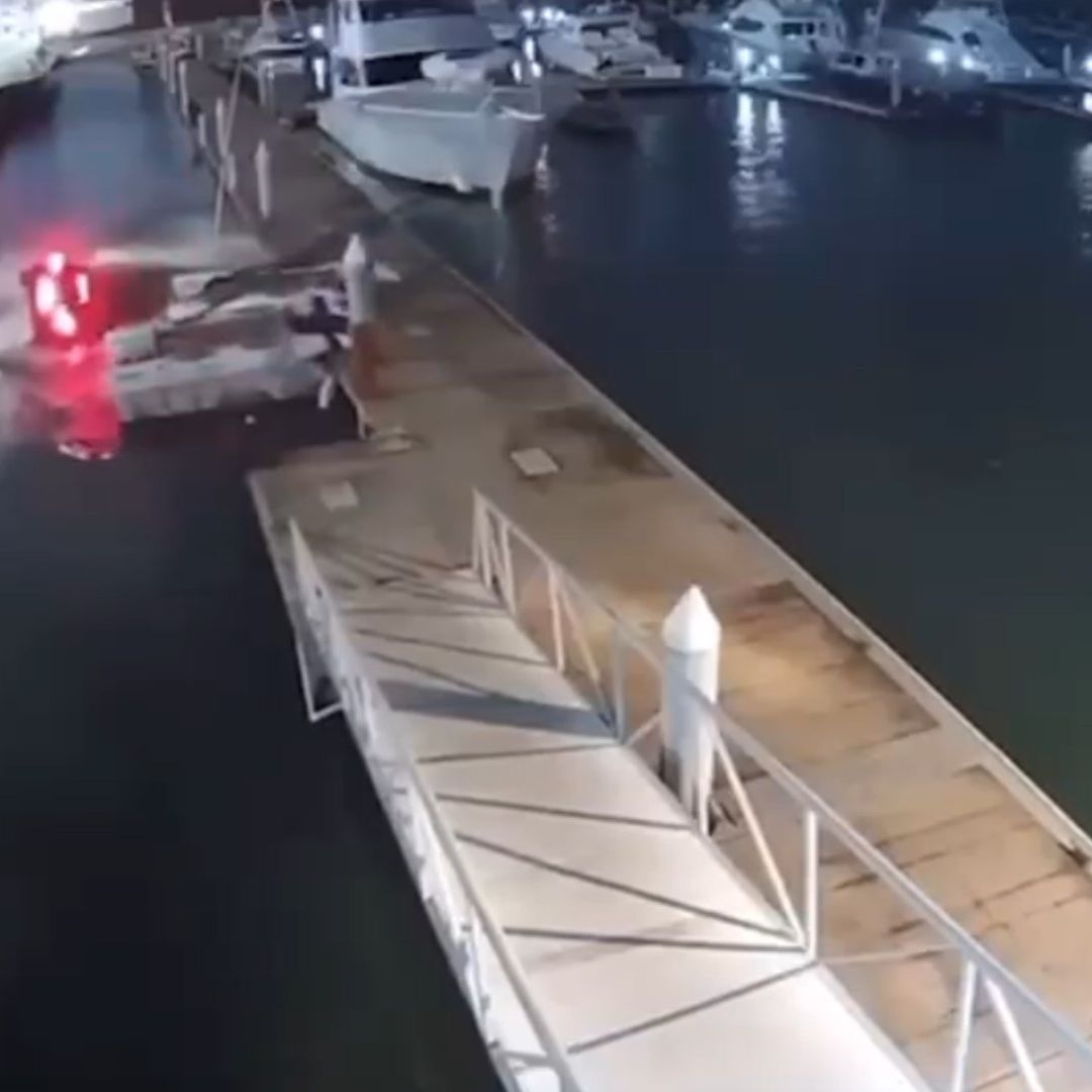 Video Camioneta Cae al Agua en Club de Yates Bulevar Manuel Ávila Camacho Veracruz al Perder el Control