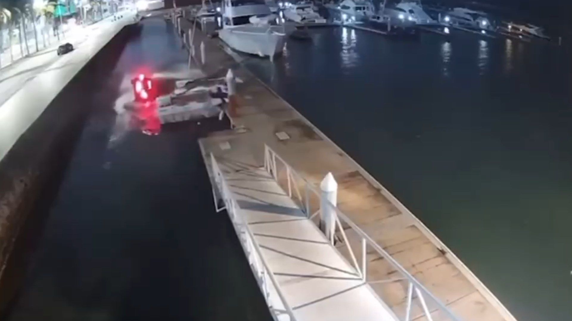 Video Camioneta Cae al Agua en Club de Yates Bulevar Manuel Ávila Camacho Veracruz al Perder el Control