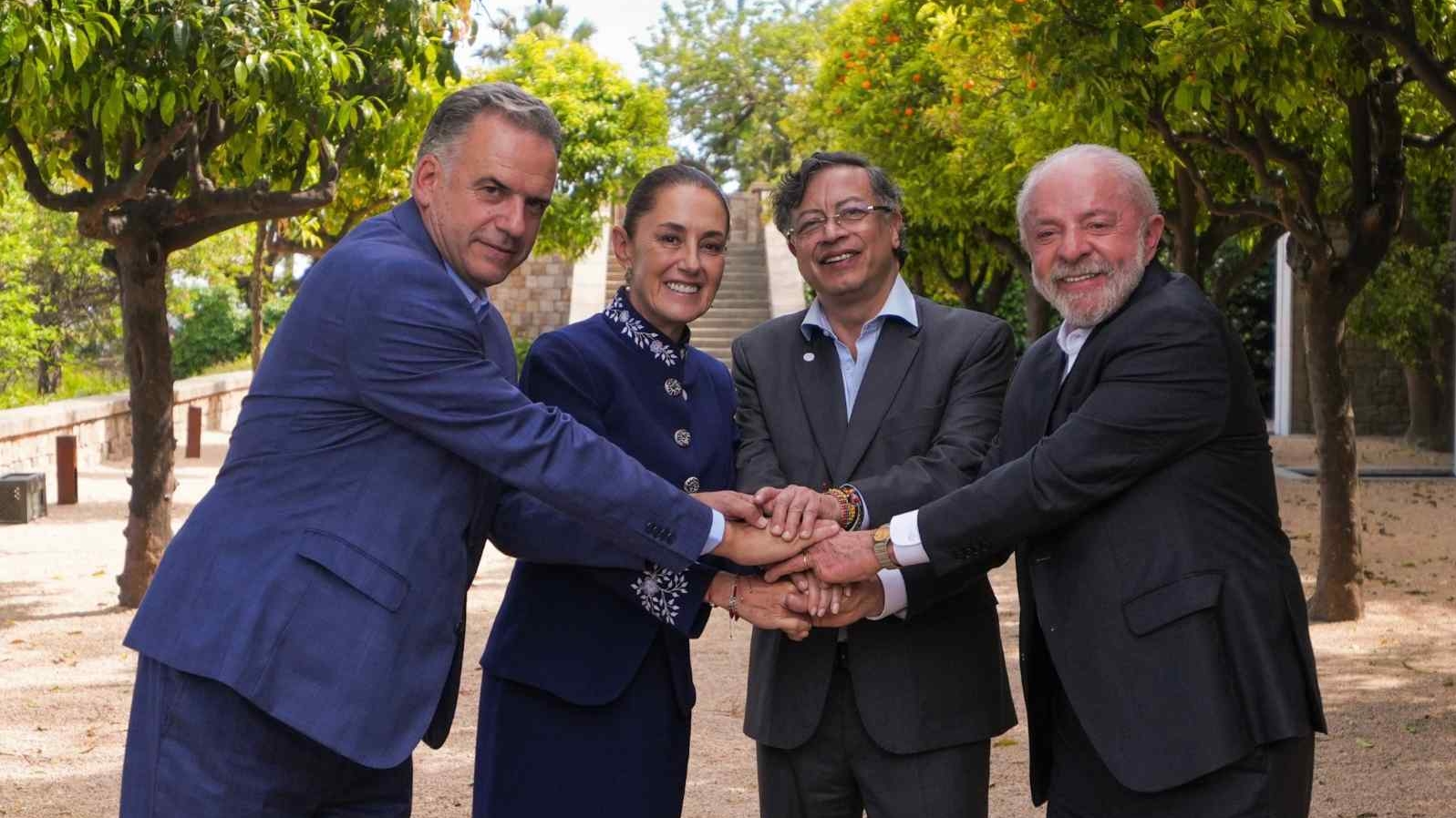 Claudia Sheinbaum, Luiz Inácio Lula da Silva, Gustavo Petro y Yamandú Orsi en la IV Cumbre en Defensa de la Democracia, Barcelona, abril de 2026