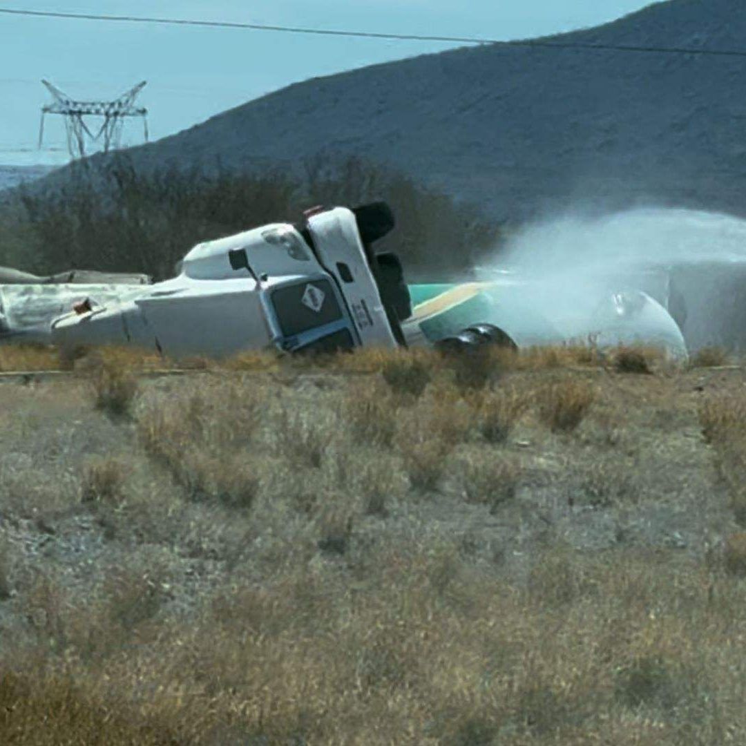 Vuelca Pipa con Material Peligroso en la Autopista Guaymas - Hermosillo en Sonora