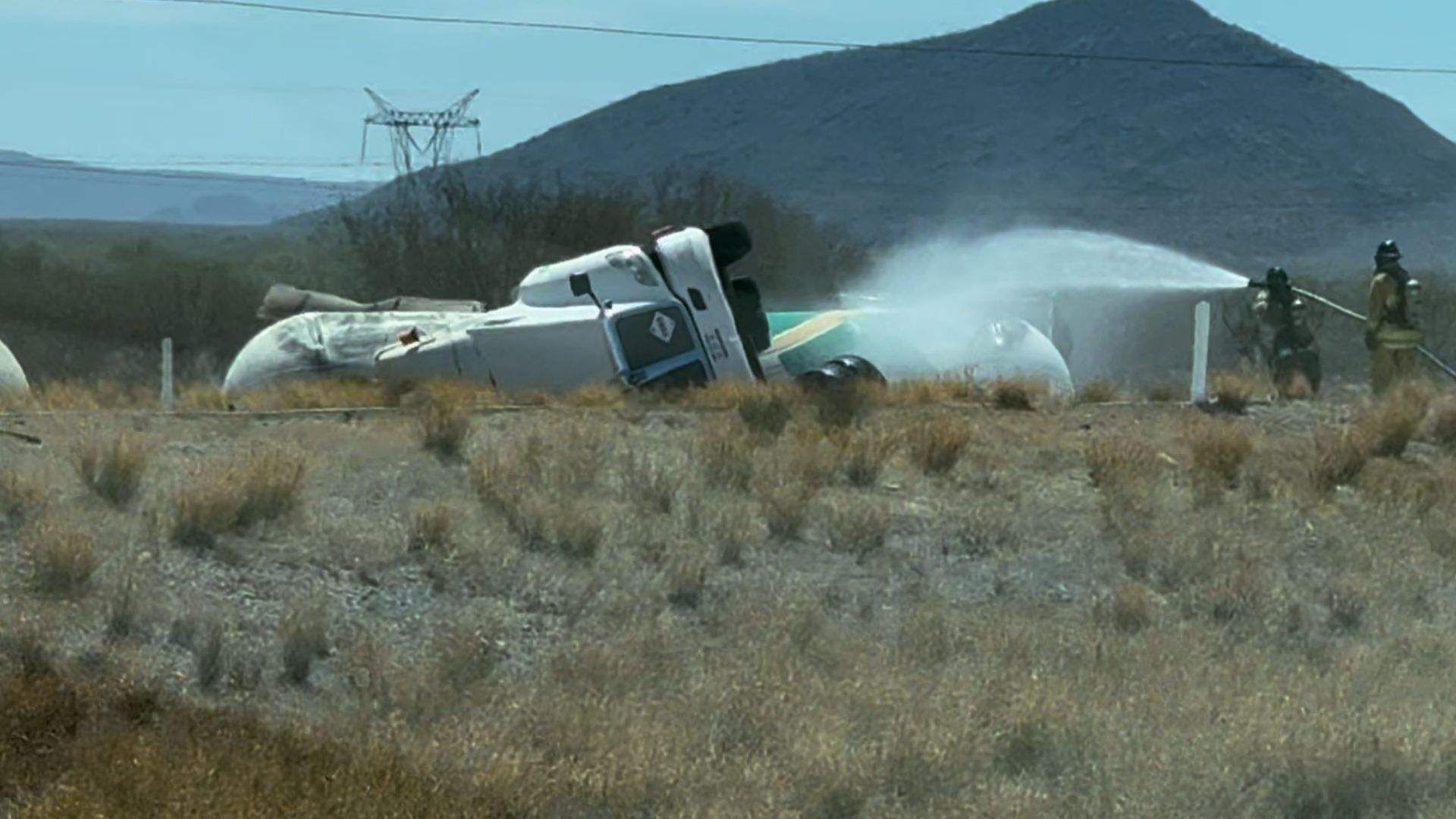 Vuelca Pipa con Material Peligroso en la Autopista Guaymas - Hermosillo en Sonora