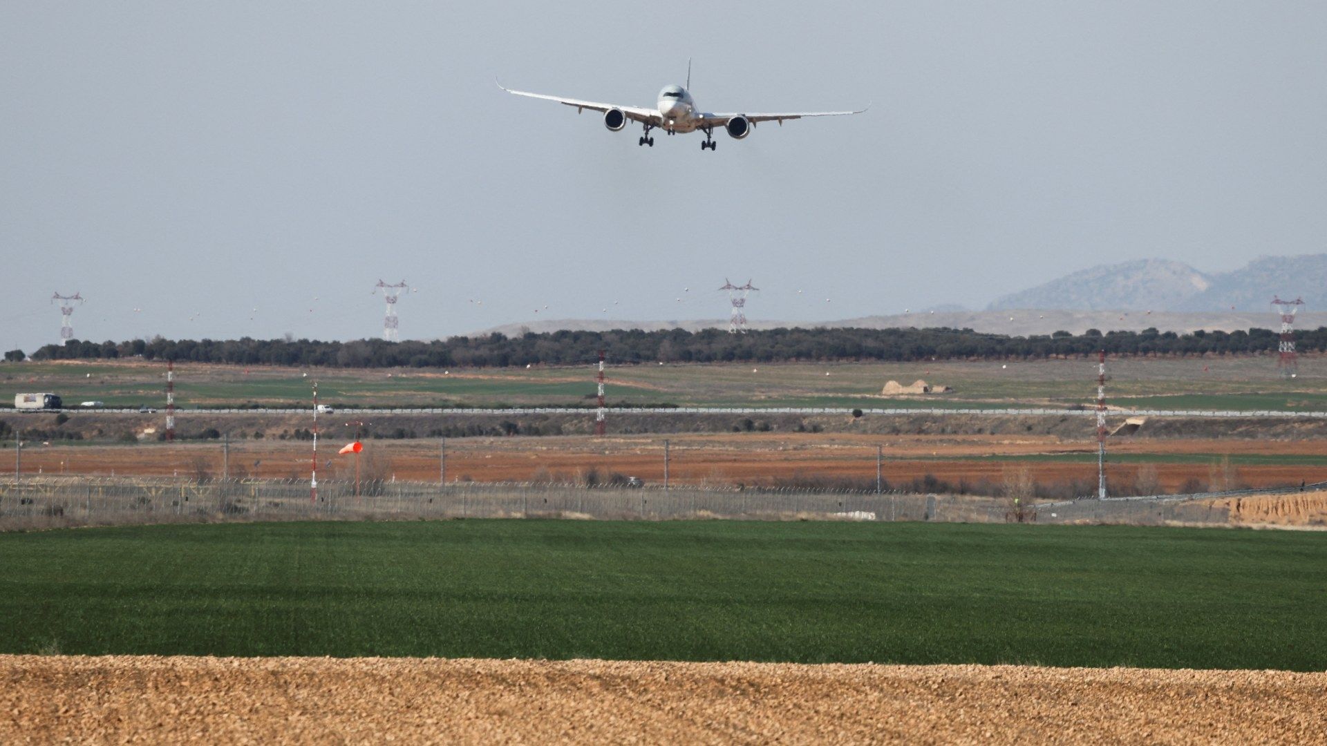 Irán Anuncia la Reapertura Parcial de Su Espacio Aéreo Tras el Cierre por la Guerra