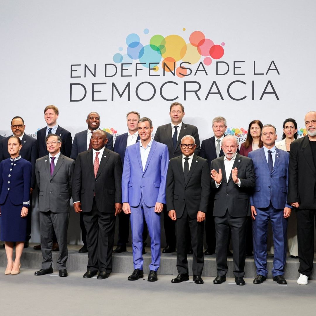 Presidente Español Da la Bienvenida a Líderes Políticos a Cumbre ‘En Defensa de la Democracia’