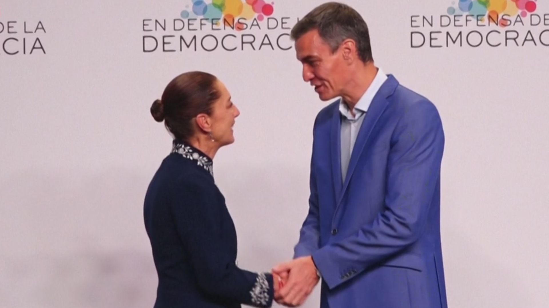 La Presidenta Sheinbaum Llega a la IV Cumbre ‘En Defensa de la Democracia’