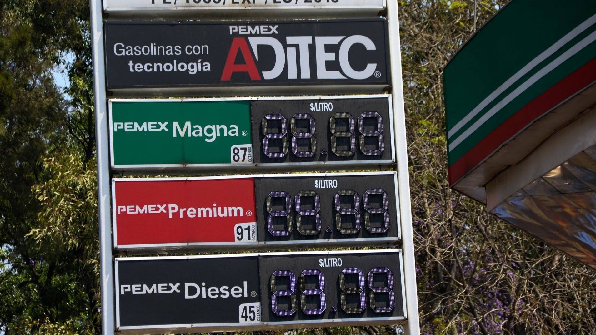Gobierno Federal Acuerda con Gasolineros Tope Voluntario al Diésel de 28 Pesos por Litro