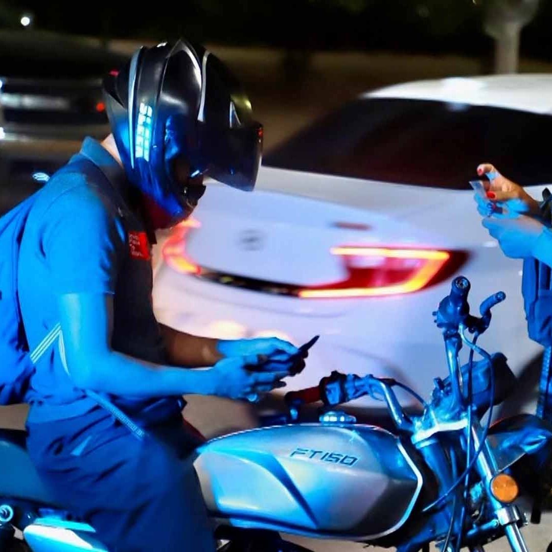 Menores Embisten a Policía Municipal para Evadir Operativo de Motocicletas en Torreón