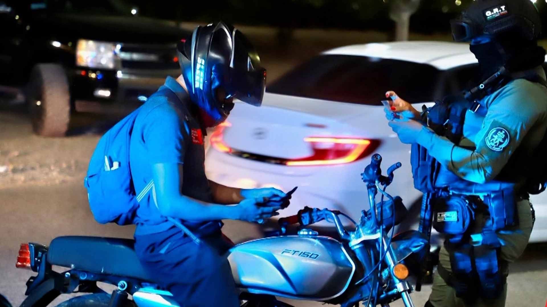 Menores Embisten a Policía Municipal para Evadir Operativo de Motocicletas en Torreón