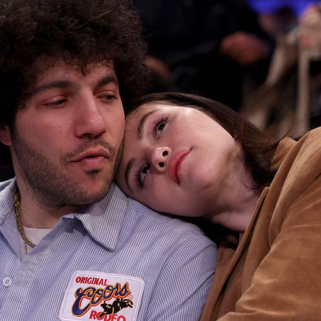 Selena Gómez Besa los Pies de su Esposo Benny Blanco tras Controversia por su Higiene