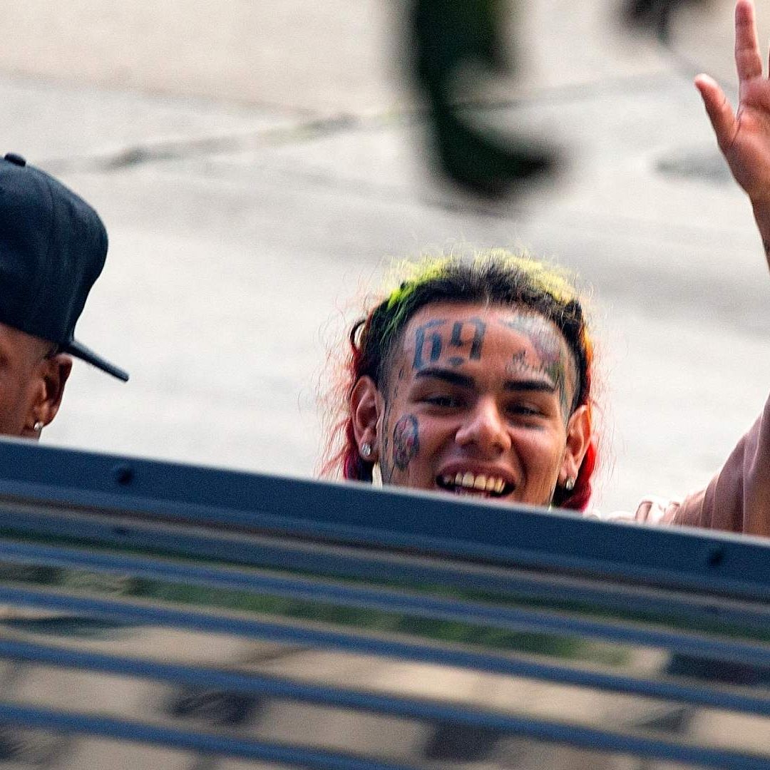Tekashi 69 Sale de la Cárcel y Presume un Bob Esponja Firmado por Nicolás Maduro