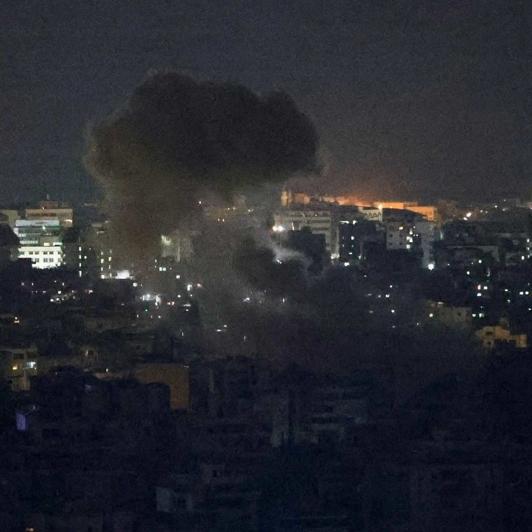 Humo luego de ataques israelíes en el sur de Beirut, en el marco del conflicto entre Estados Unidos e Israel e Irán. Foto: Reuters