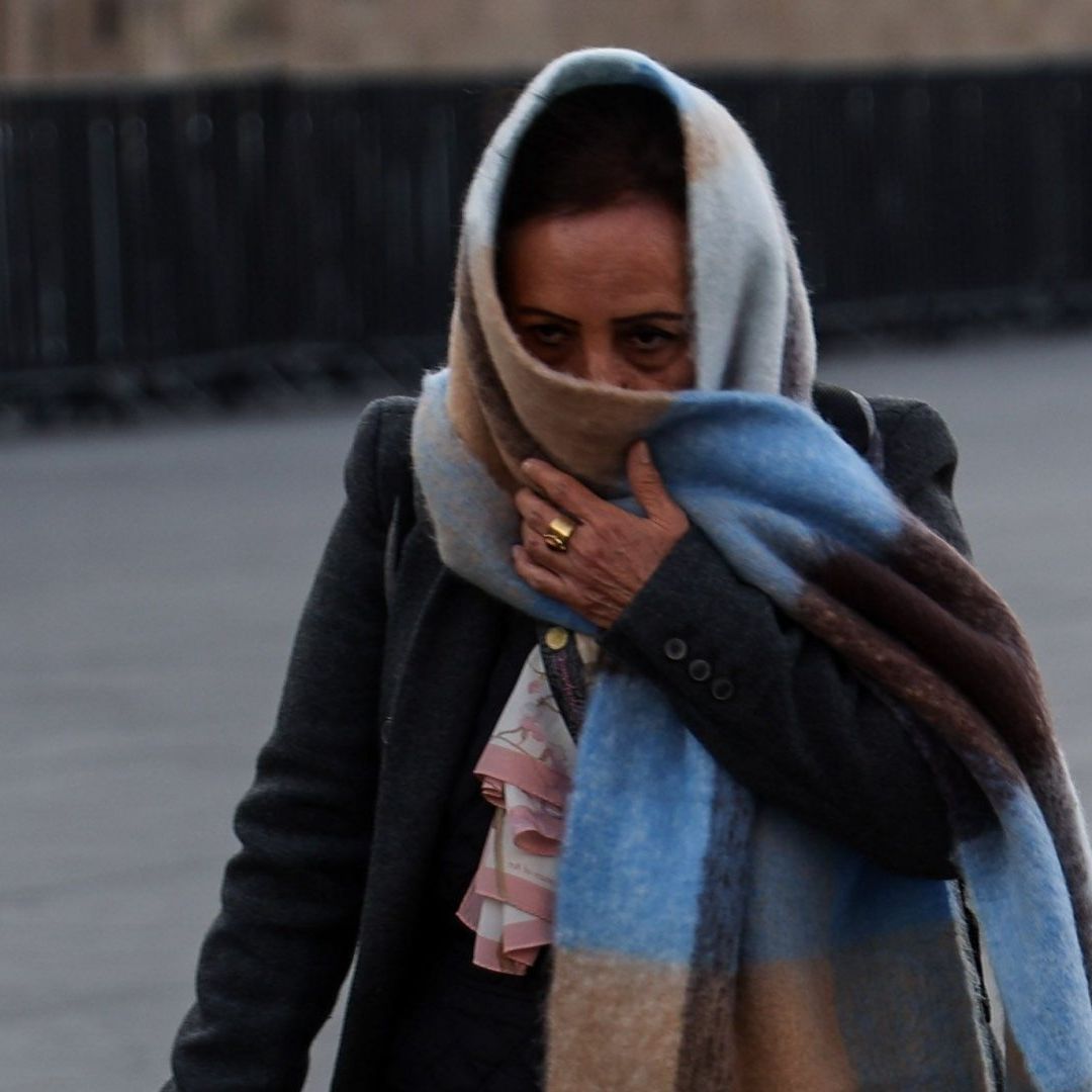 Mujer camina abrigada por el Zócalo de la CDMX, ante bajas temperaturas en enero 2026. Foto: Cuartoscuro | Archivo