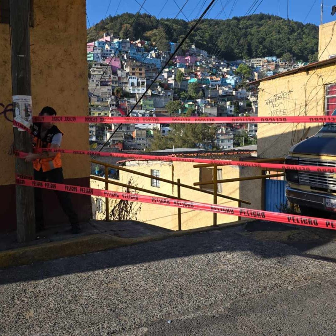 Personal de la alcaldía Álvaro Obregón trabaja en la mega fuga de agua
