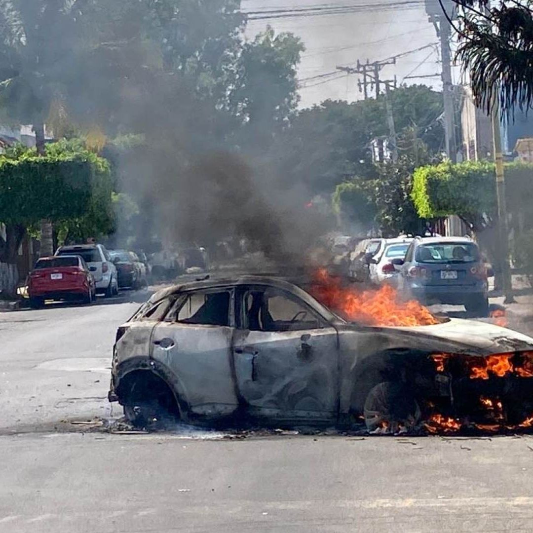 Quema de vehículos y bloqueos carreteros por captura de El Mencho