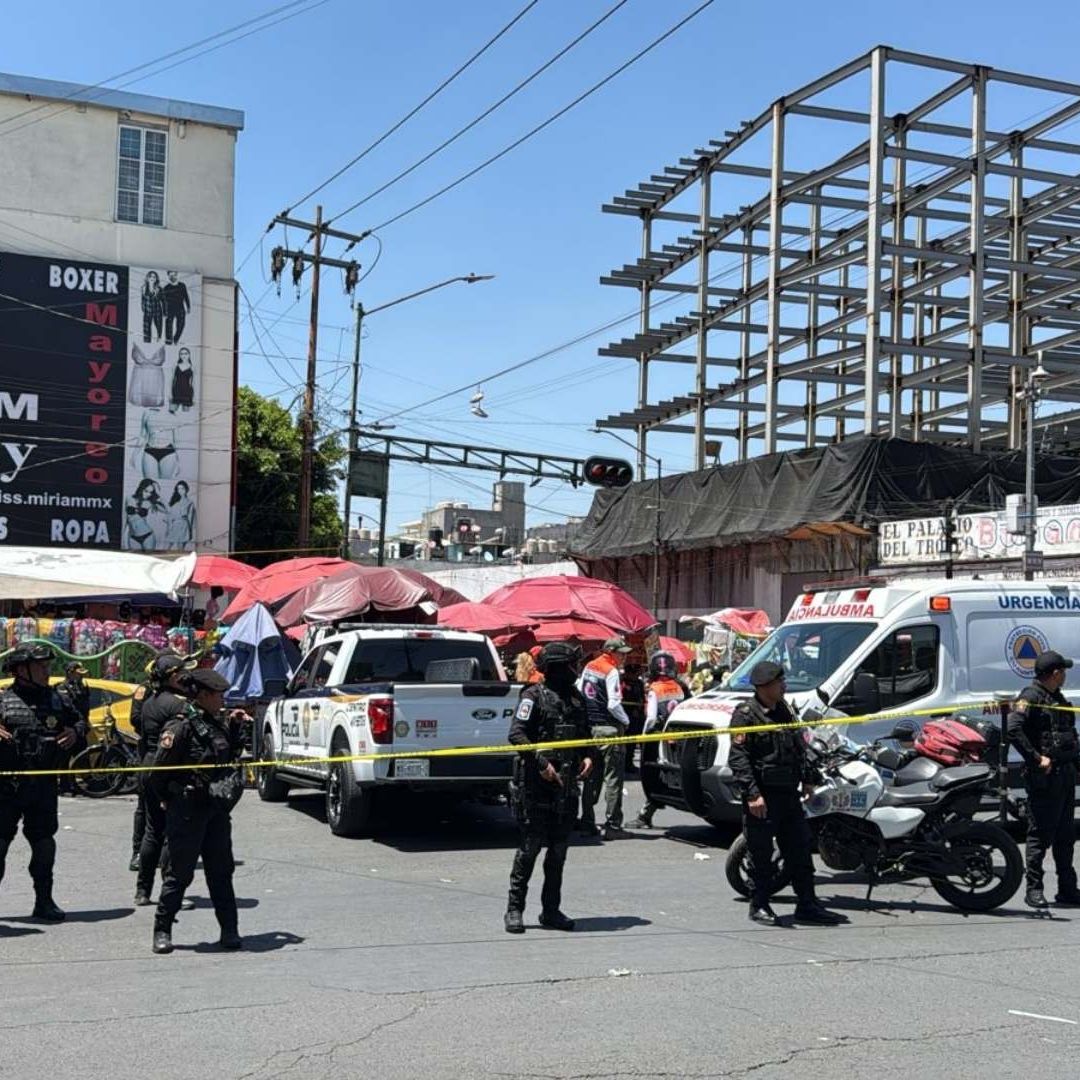 Policías de CDMX resguardan la zona de la balacera de hoy, en la colonia Morelos. Foto: N+
