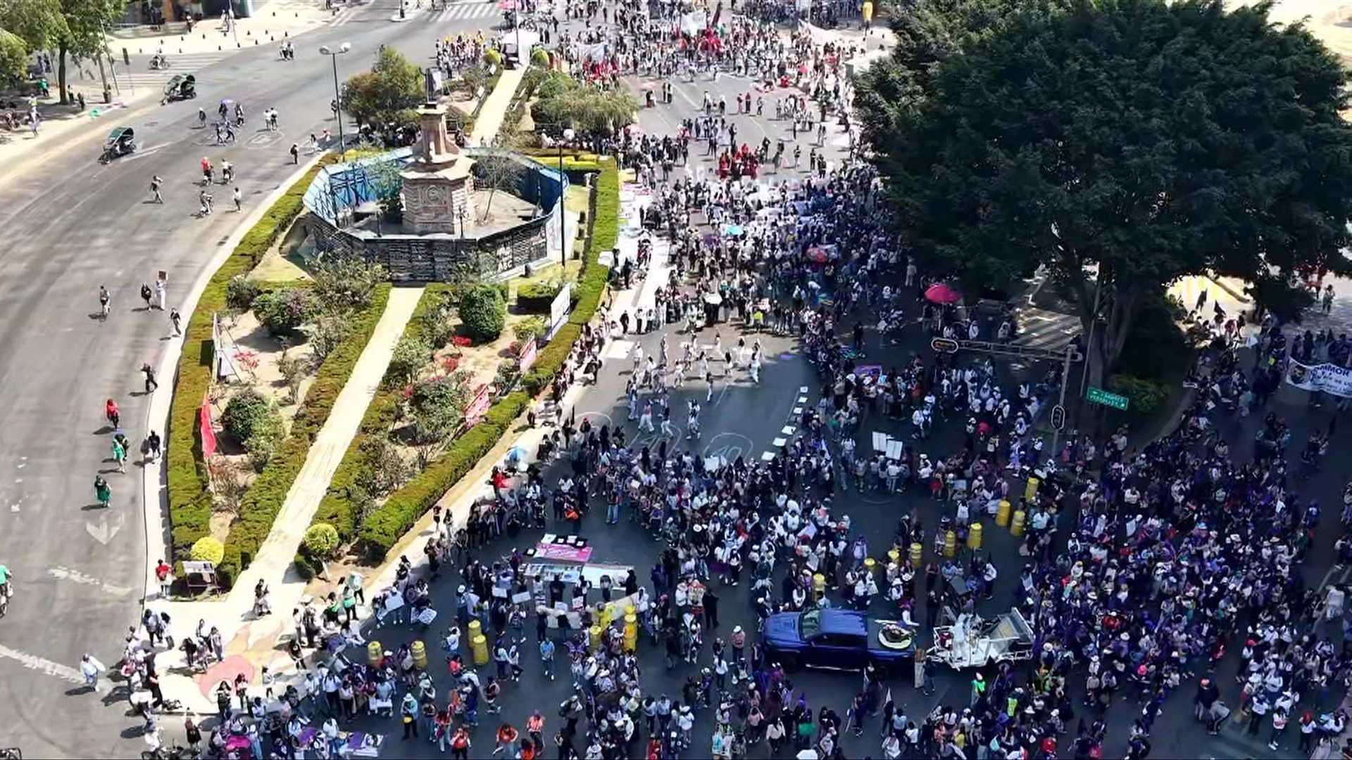 La movilización recorre algunos de los corredores más emblemáticos de la capital.