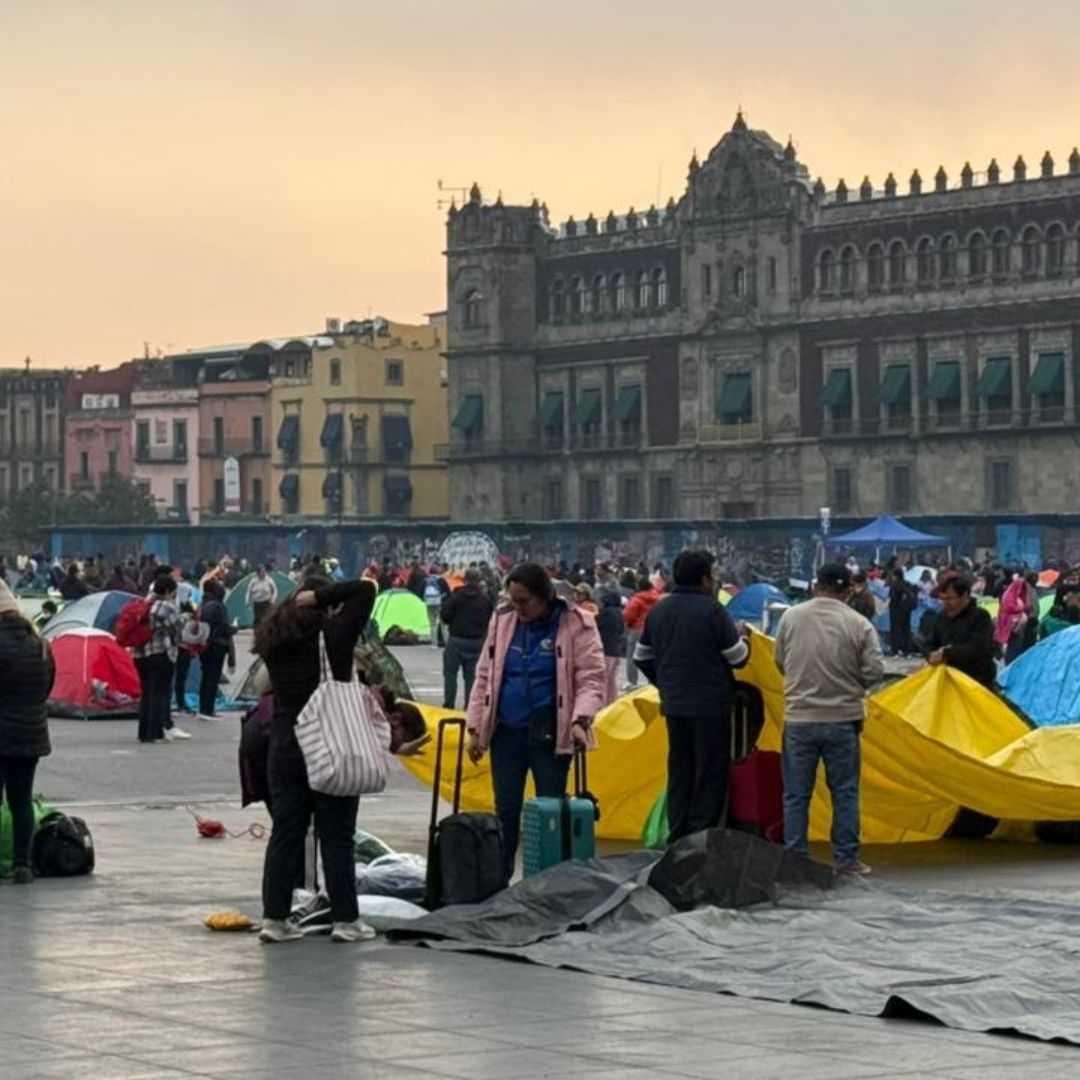 Integrantes de la CNTE instalan un plantón en el Zócalo CDMX. Foto: N+