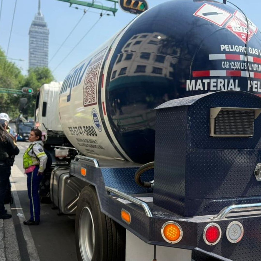Hombre muere al interior de una pipa de gas en Eje Central, CDMX