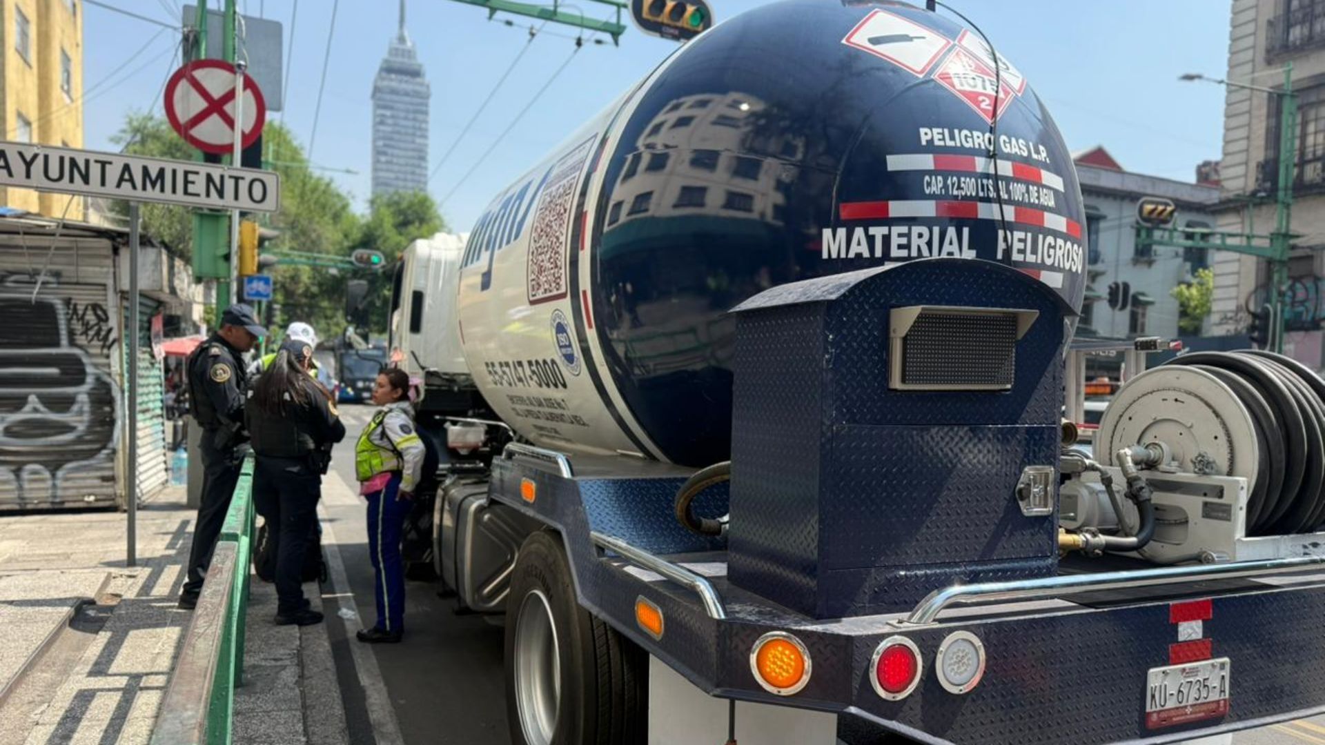 Hombre muere al interior de una pipa de gas en Eje Central, CDMX