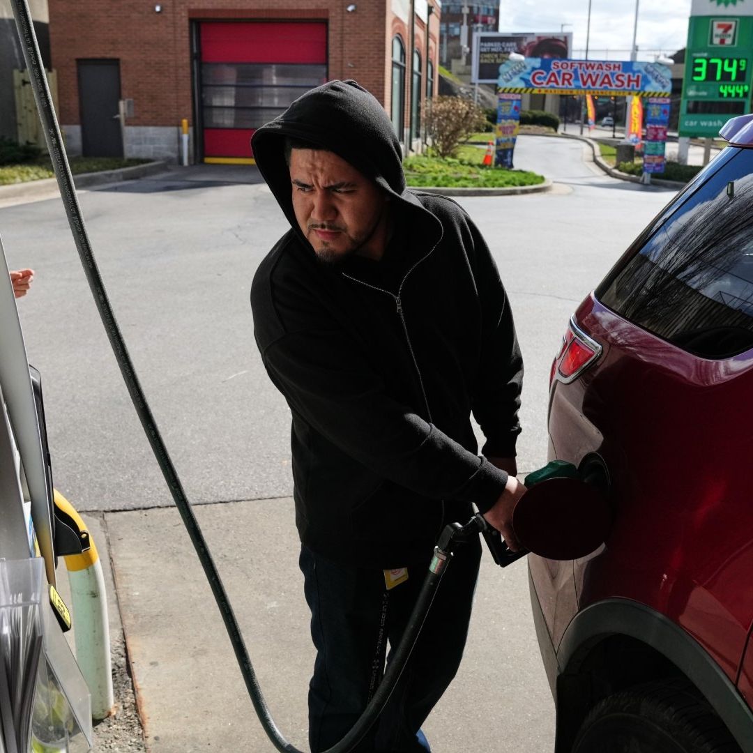 Precio de Gasolina en EUA Toca su Nivel Más Alto en Más de 2 Años, mientras en México se Vende desde 17.99 Pesos el Litro