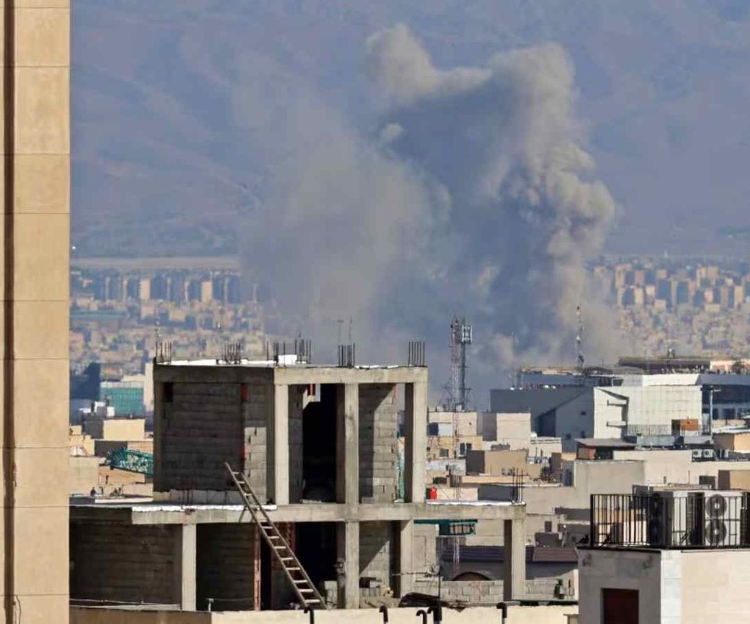 Barco de Pasajeros Se incendia Tras Ataque de EUA e Israel en Isla de Jarg. Foto: AFP/Ilustrativa