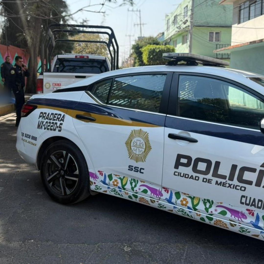 El cuerpo de un adulto mayor quedó en una banqueta en inmediaciones de una escuela, en la GAM