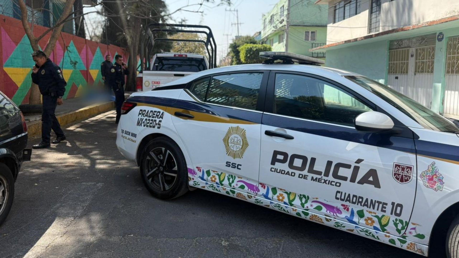 El cuerpo de un adulto mayor quedó en una banqueta en inmediaciones de una escuela, en la GAM