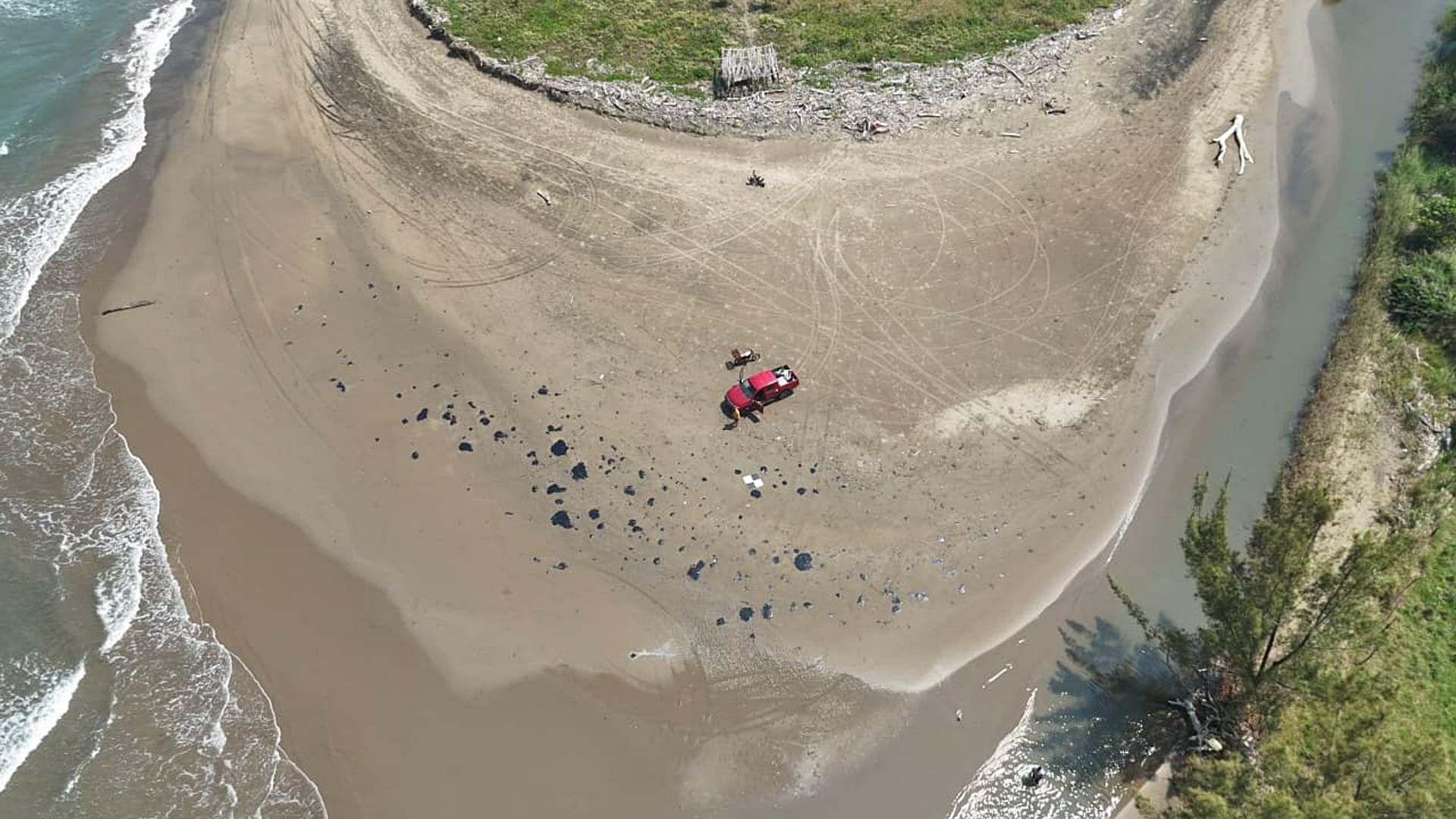 Chapopote en la línea de costa del Golfo de México