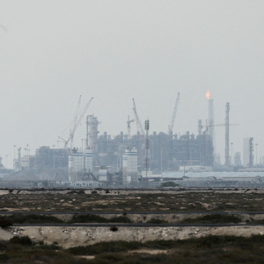 Precios de Petróleo y Gas se Disparan Luego de Ataques Iraníes en Instalaciones Energéticas.