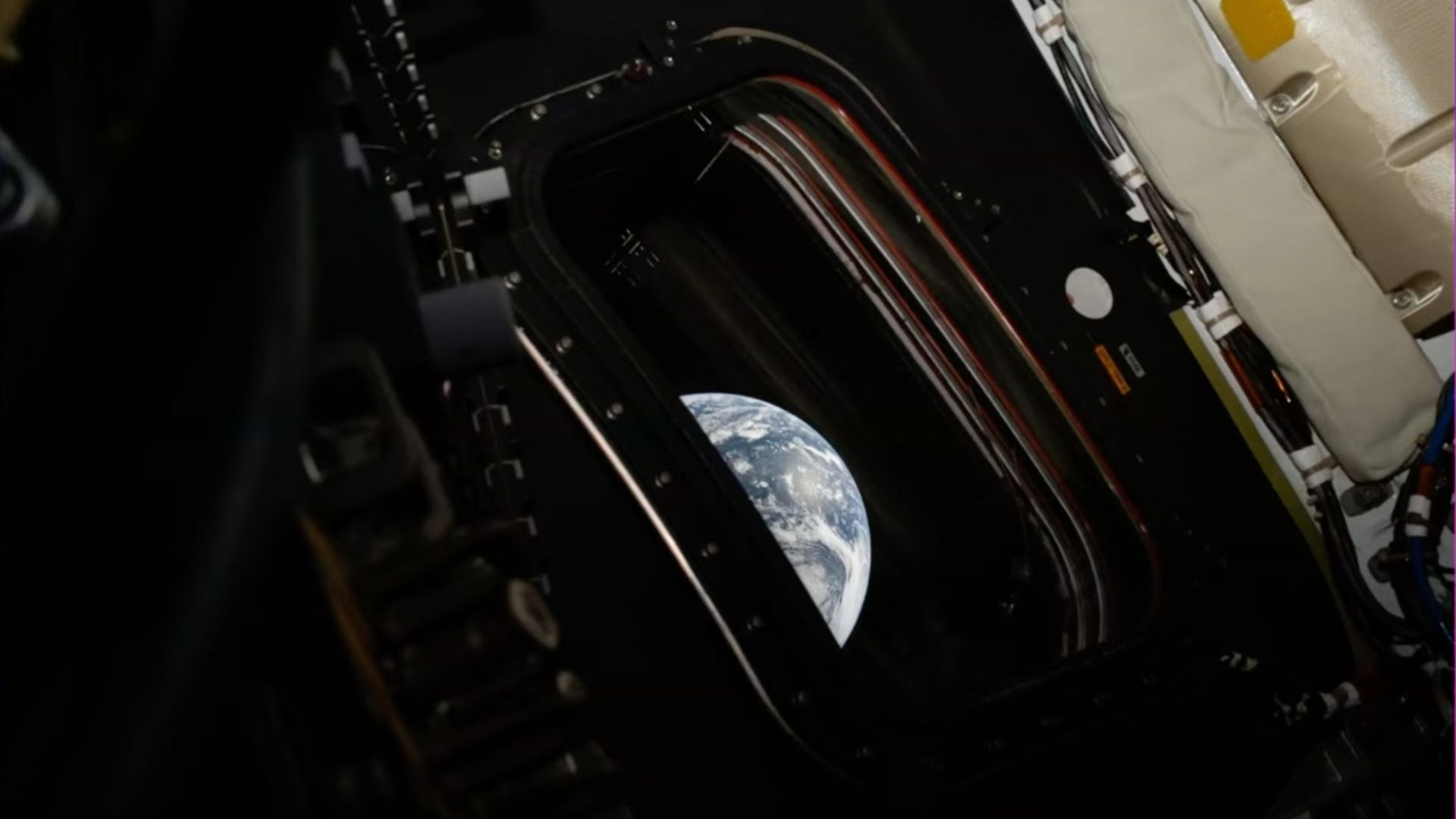 fotografía difundida por la NASA muestra una vista de la Tierra captada el viernes 3 de abril de 2026 por el astronauta y comandante de Artemis II, Reid Wiseman, mientras se encontraba a bordo de la cápsula Orión.