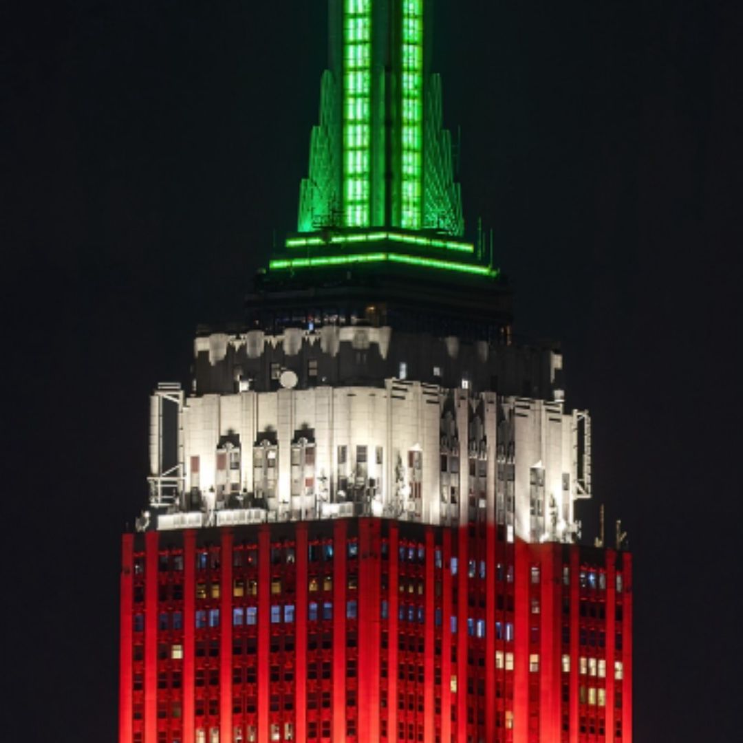 Edificios Emblemáticos de Otros Países se Pintan de Colores de Bandera de México Este este 15 de