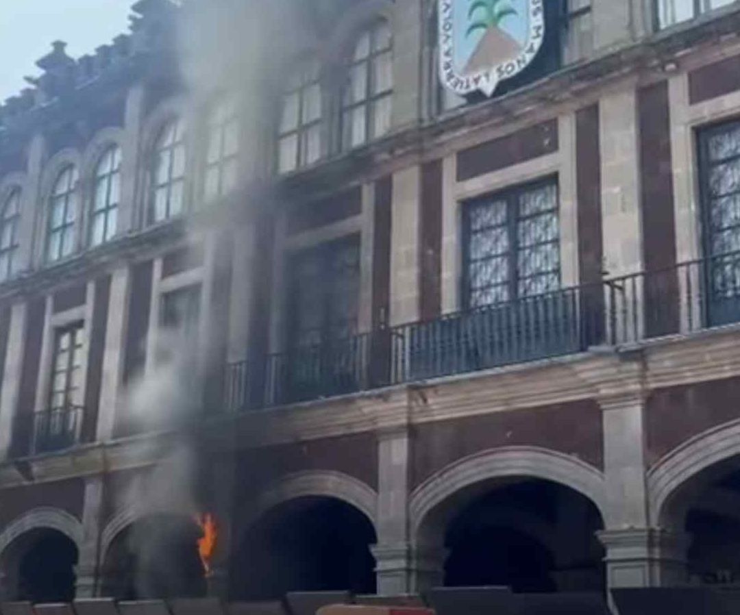 Lanzan bombas molotov en edificio de Gobierno de Morelos. Foto: Especial