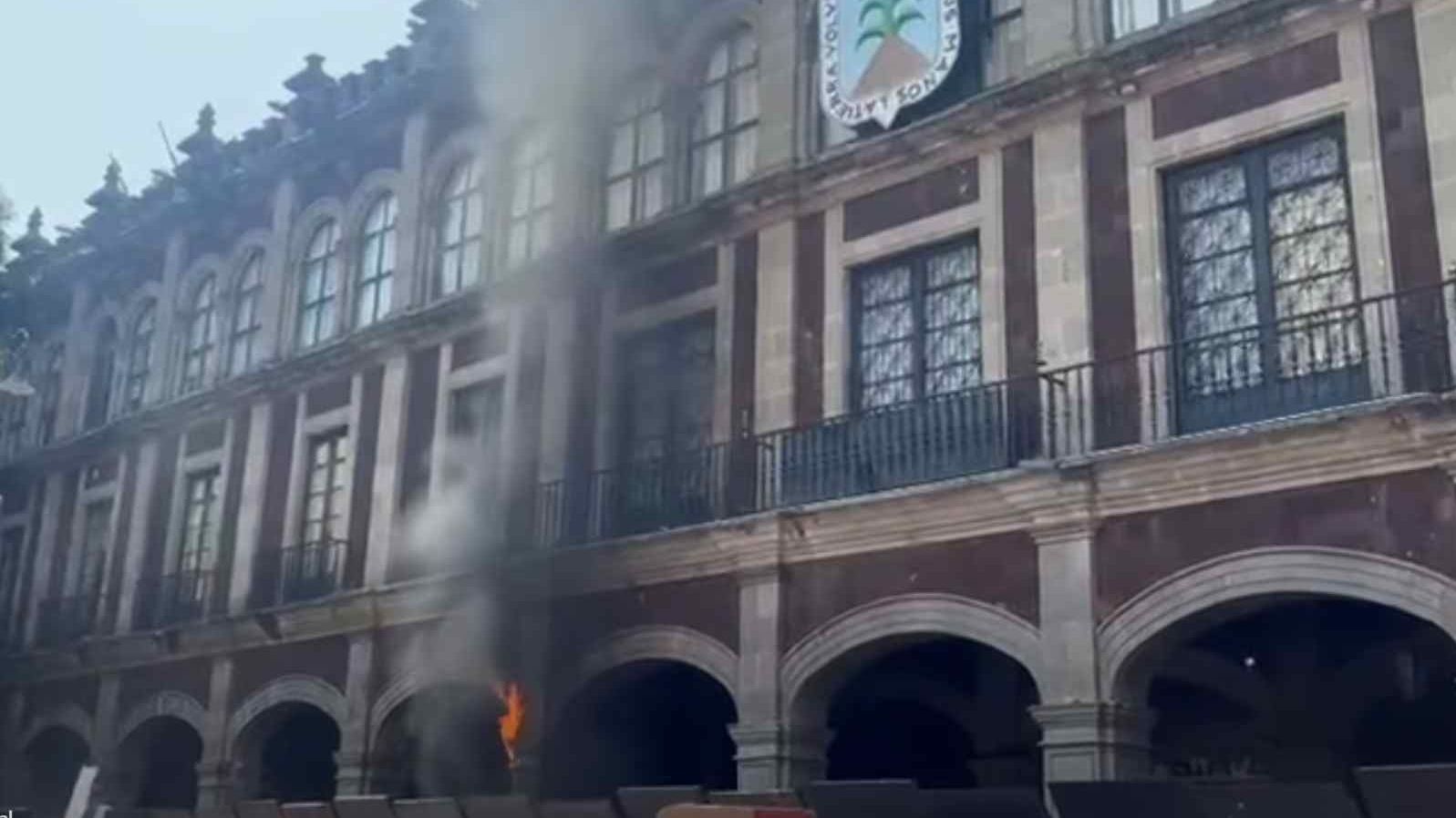 Lanzan bombas molotov en edificio de Gobierno de Morelos. Foto: Especial