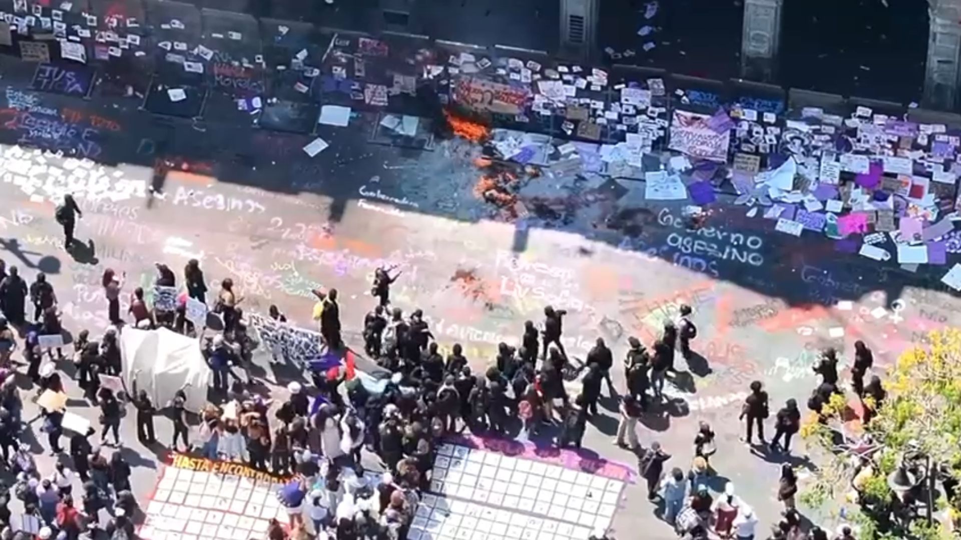 El "bloque negro" es un contingente minoritario que actúa de manera separada y recurre a la confrontación directa y el vandalismo como forma de protesta.