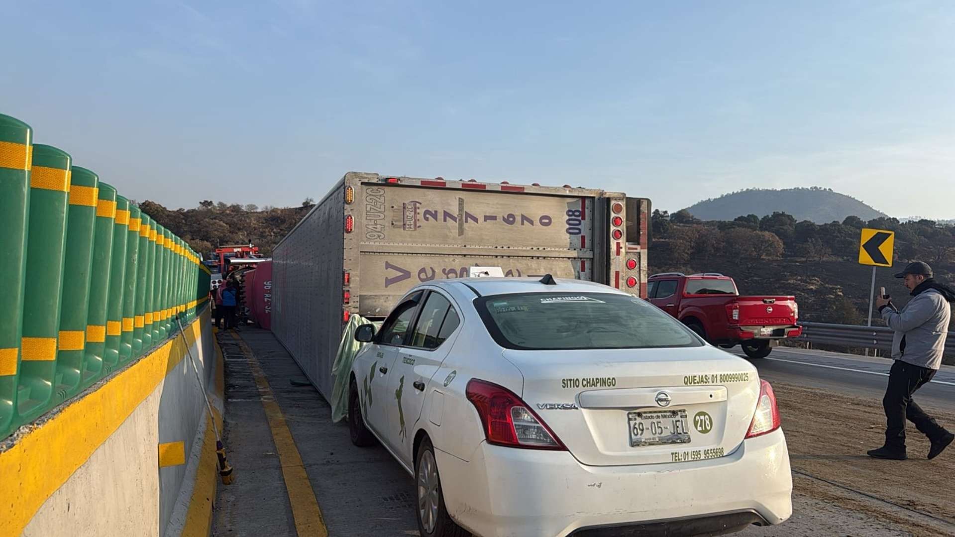 Un tráiler que trasladaba cabezas de ganado volcó en la autopista México-Puebla. Foto: N+