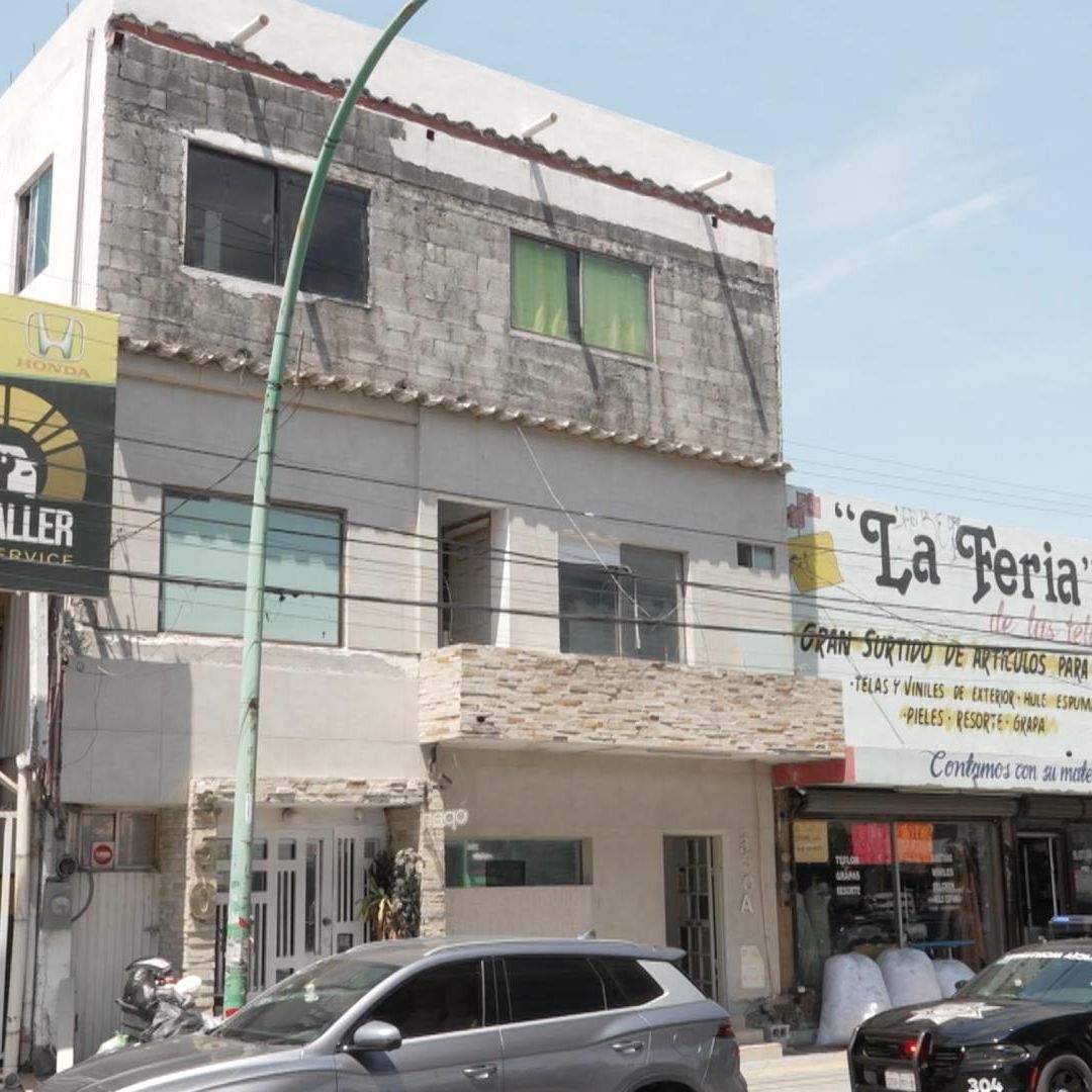 Edificio de departamentos donde asesinaron a mujer en Monterrey