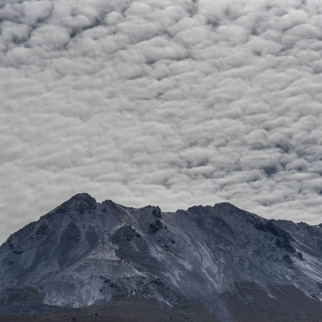 Elementos de seguridad se encuentran apostados en la entrada del volcán.